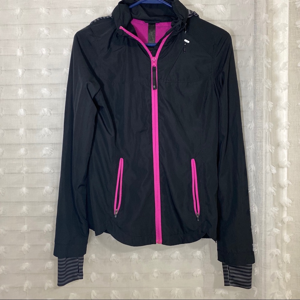 Windbreaker with pink details